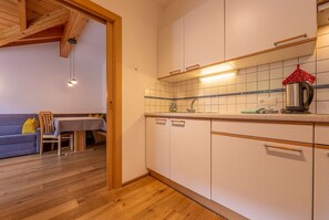 Réfrigérateur, four à micro-ondes, surface de cuisson, lave-vaisselle