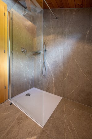 Een douche, een haardroger, handdoeken