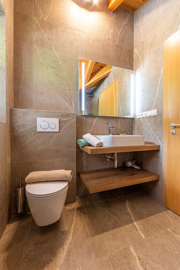 Een douche, een haardroger, handdoeken
