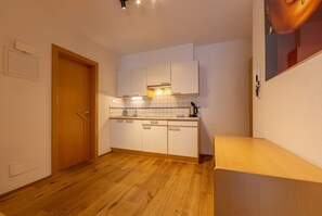 Kjøleskap, mikrobølgeovn, kokeplater og oppvaskmaskin