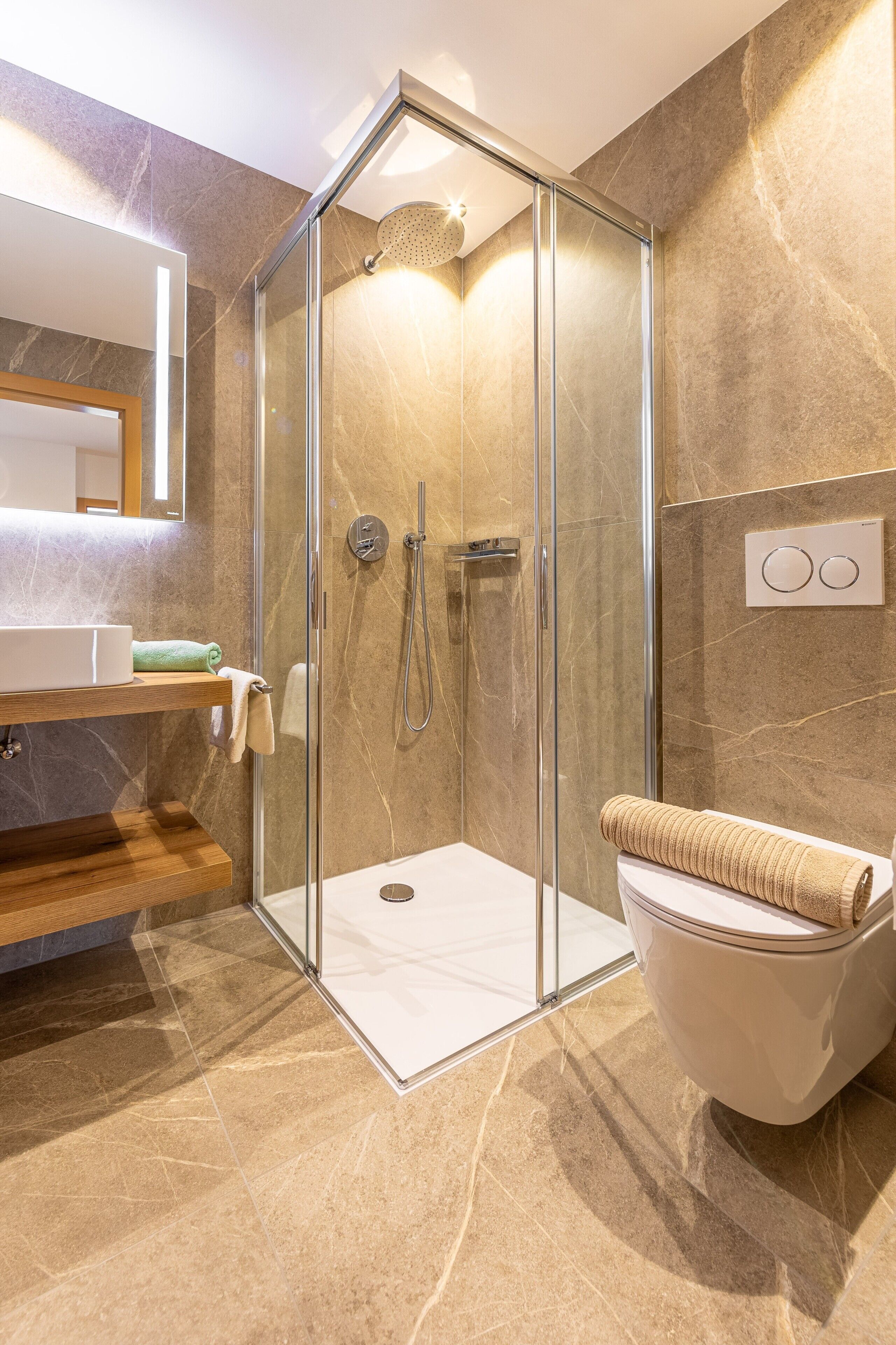 Een douche, een haardroger, handdoeken