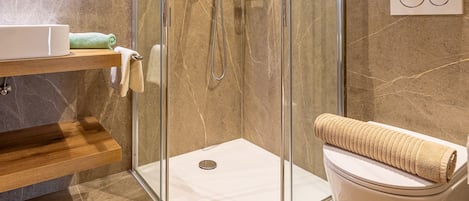 Een douche, een haardroger, handdoeken