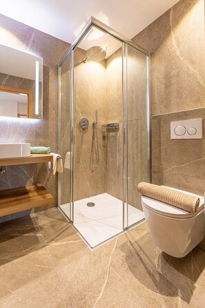 Dusj, hårføner og håndklær