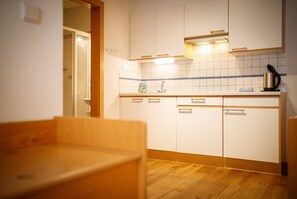 Kühlschrank, Mikrowelle, Herdplatte, Geschirrspüler