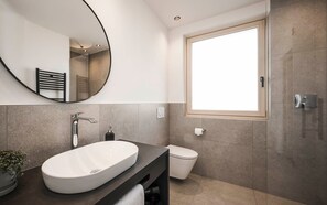 Regadera, secadora de cabello, toallas 