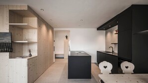 Una cocina moderna con una isla central, armarios de madera y un diseño minimalista.