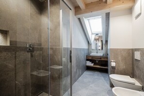 Een douche, een haardroger, handdoeken