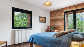 2 bedrooms, iron/ironing board, WiFi (free), bed sheets