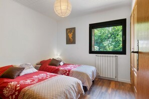 2 slaapkamers, een strijkplank/strijkijzer, gratis wifi, beddengoed