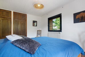 2 bedrooms, iron/ironing board, WiFi (free), bed sheets