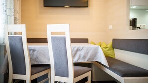 Un espace repas comprenant une table, des chaises et un canapé.