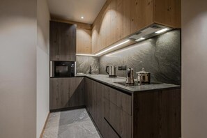 Frigorífico, microondas, placa de cocina y lavavajillas