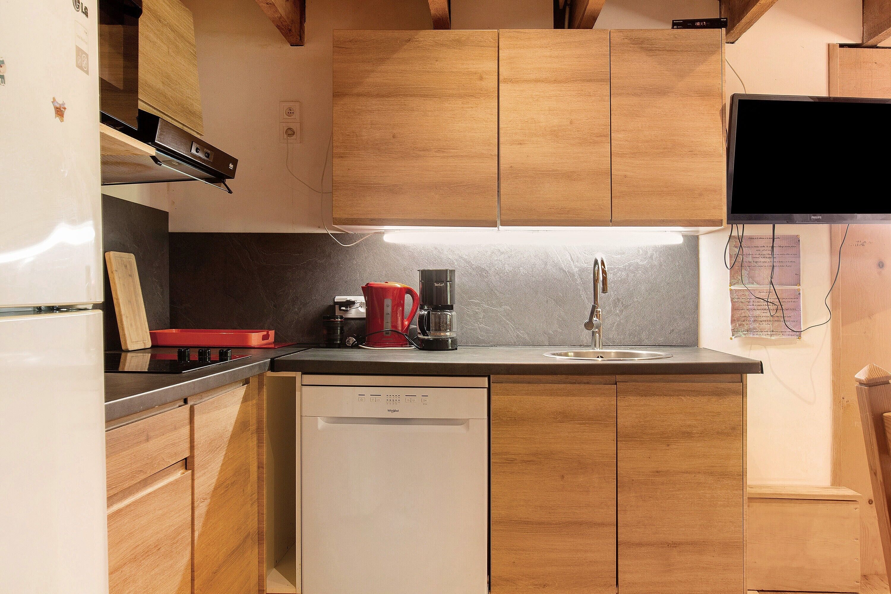 Coffee/tea maker, fridge, microwave, oven