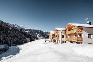 Un paysage de montagne enneigé, avec des chalets en bois.