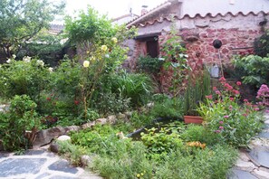 Property grounds - the farmhouse of the old oven (Oms)