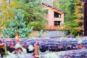 Exterior detail - Holiday Apartment "Gte T3 Le Balarino - Mercantour1" with Mountain View, Shared Garden & Wi-Fi (Belvédère)