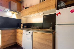 Wasserkocher mit Kaffee-/Teezubehör, Kühlschrank, Mikrowelle, Ofen