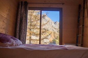 2 bedrooms, iron/ironing board, free WiFi, bed sheets - Holiday Apartment "Gte T3 Le Balarino - Mercantour1" with Mountain View, Shared Garden & Wi-Fi (Belvédère)