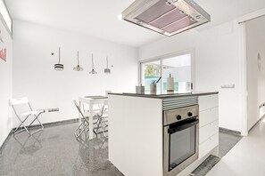 Frigorífico, microondas, horno y placa de cocina