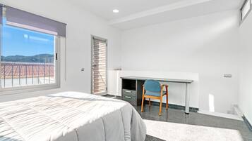 4 slaapkamers, een strijkplank/strijkijzer, gratis wifi, beddengoed