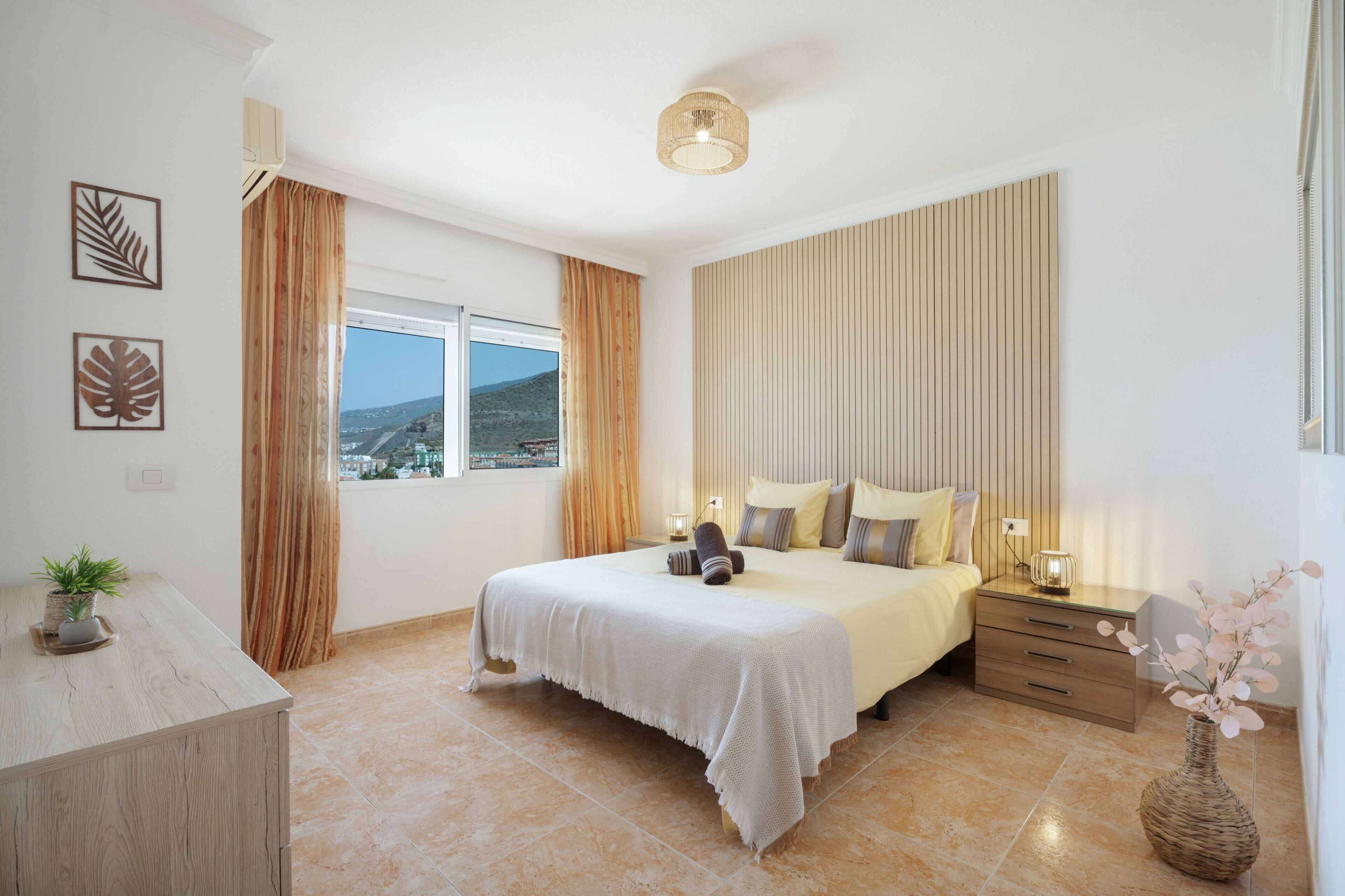 3 bedrooms, iron/ironing board, WiFi (free), bed sheets