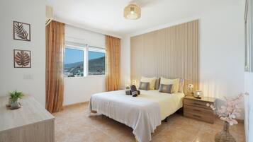 3 bedrooms, iron/ironing board, WiFi (free), bed sheets