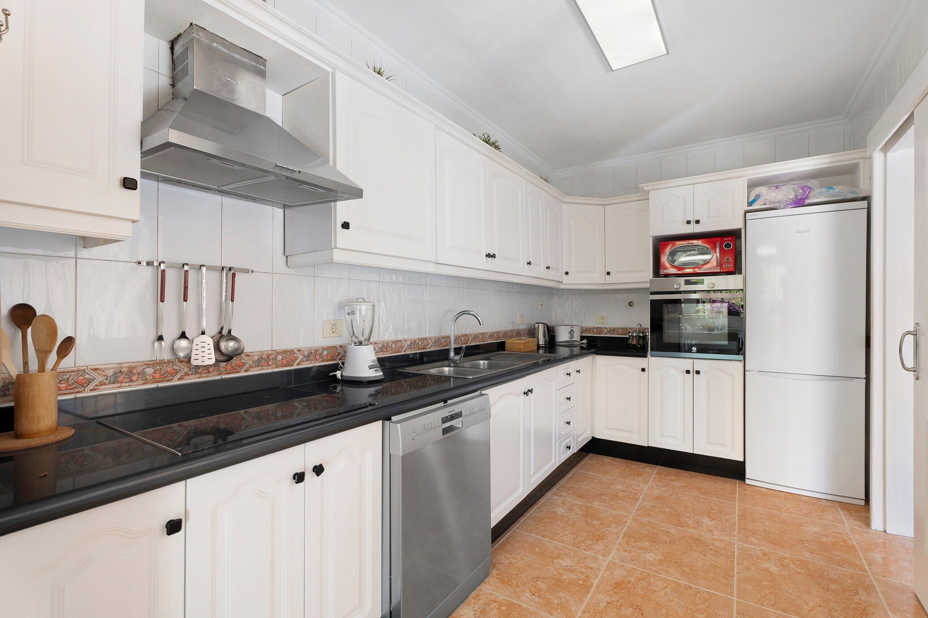 Køleskab, mikrobølgeovn, ovn, kogeplade