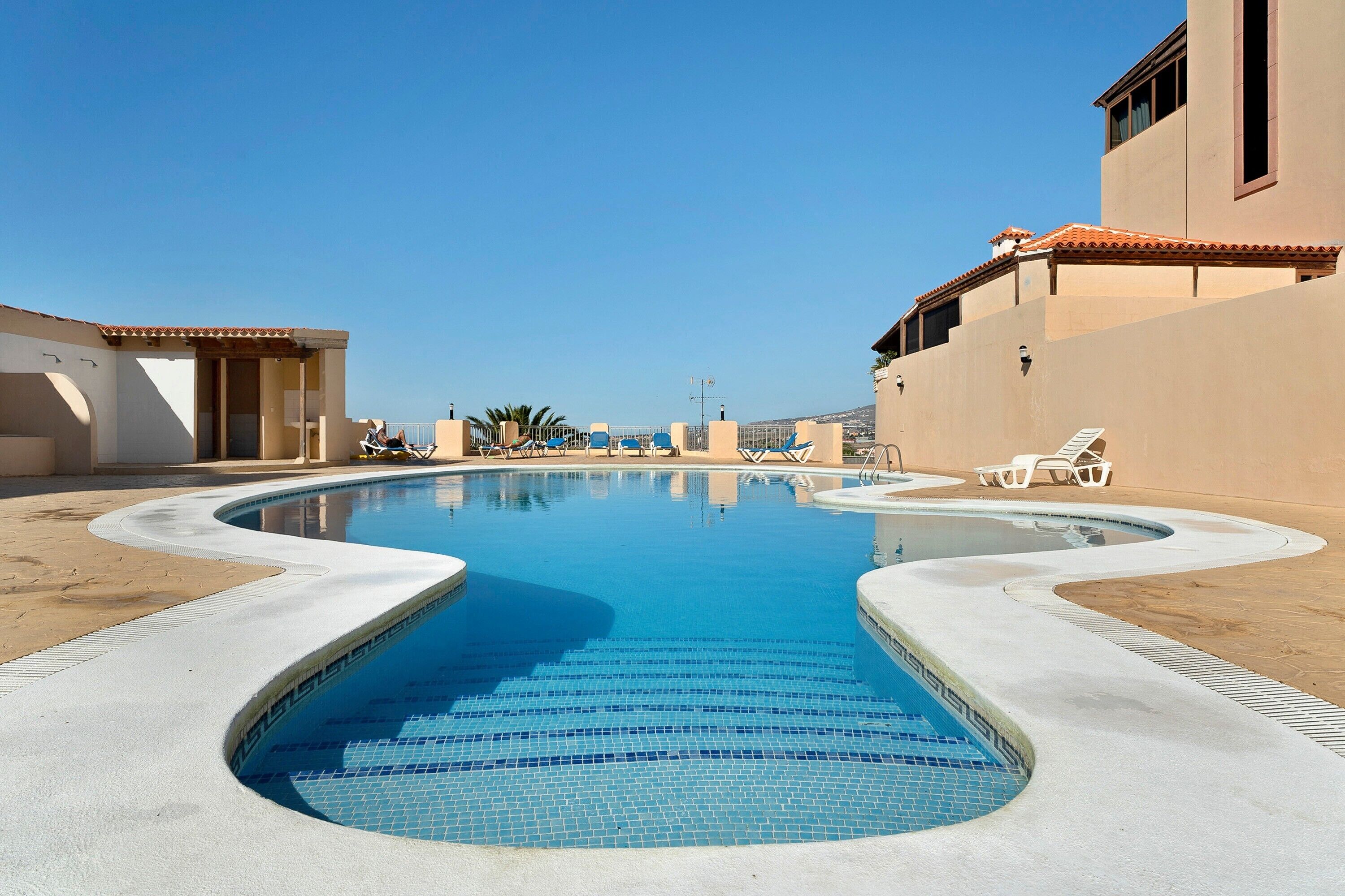 Lämmitetty uima-allas