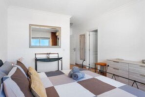 3 makuuhuonetta, silitysrauta/-lauta, ilmainen Wi-Fi, vuodevaatteet