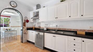 Køleskab, mikrobølgeovn, ovn, kogeplade