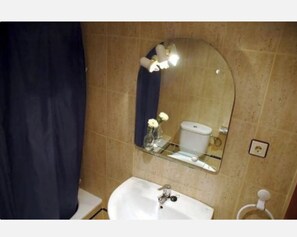 Baignoire, sĂšche-cheveux, serviettes fournies