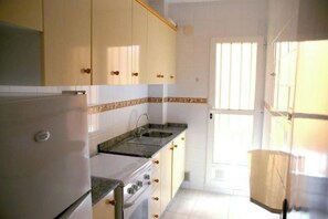 Refrigerador, microondas, parrilla de estufa y cafetera y tetera 