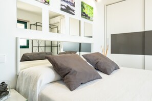 1 bedroom, free WiFi, bed sheets - Holiday Apartment "Las Vistas" with Sea View, Private Terrace & Wi-Fi (Mijas pueblo)