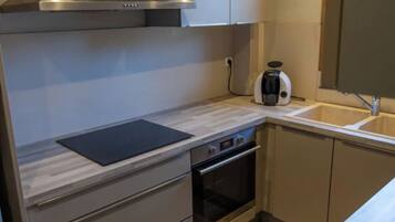 Jääkaappi, mikroaaltouuni, uuni, liesi