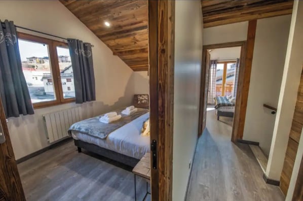 12 bedrooms, iron/ironing board, free WiFi, bed sheets