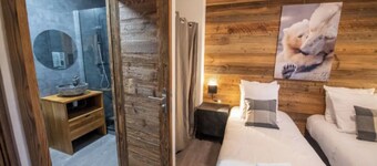 Chalet '24 Pers Sur La Roite Du Tour' with Balcony and Wi-Fi
