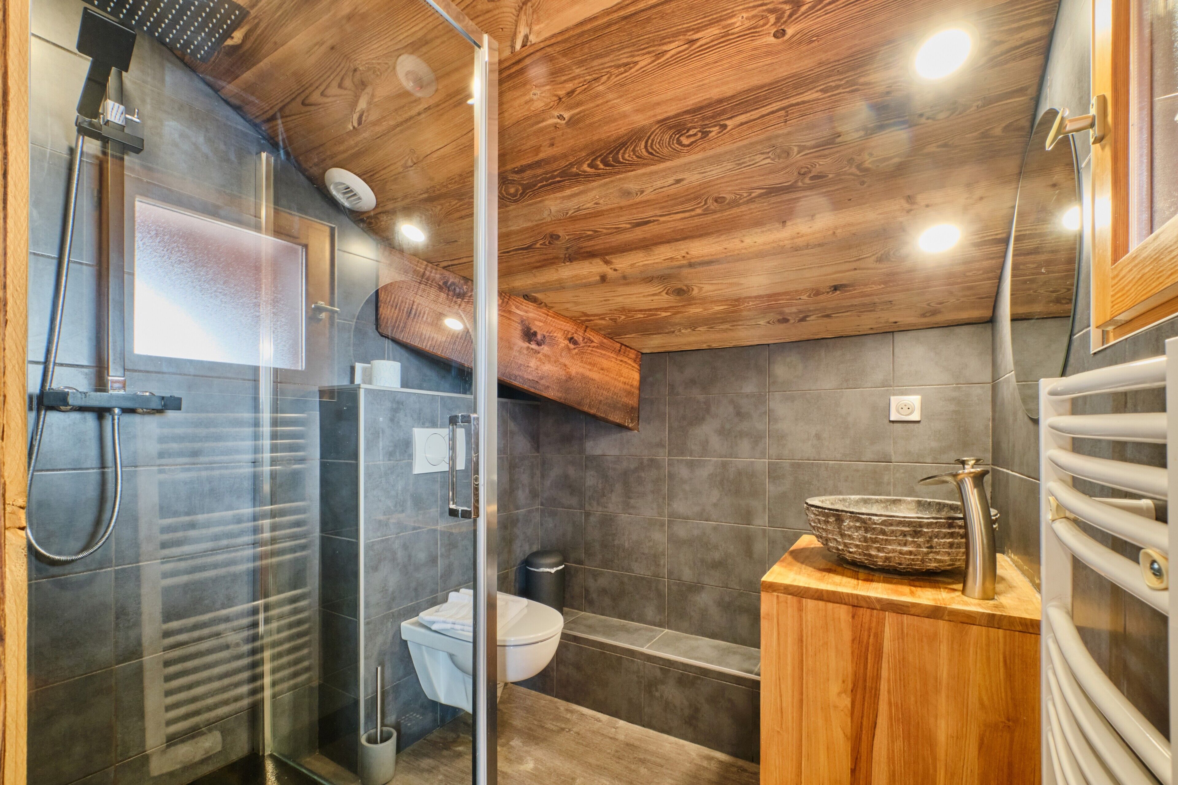 Dusche, kostenlose Toilettenartikel, Haartrockner, Handtücher