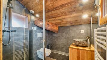 Dusche, kostenlose Toilettenartikel, Haartrockner, Handtücher