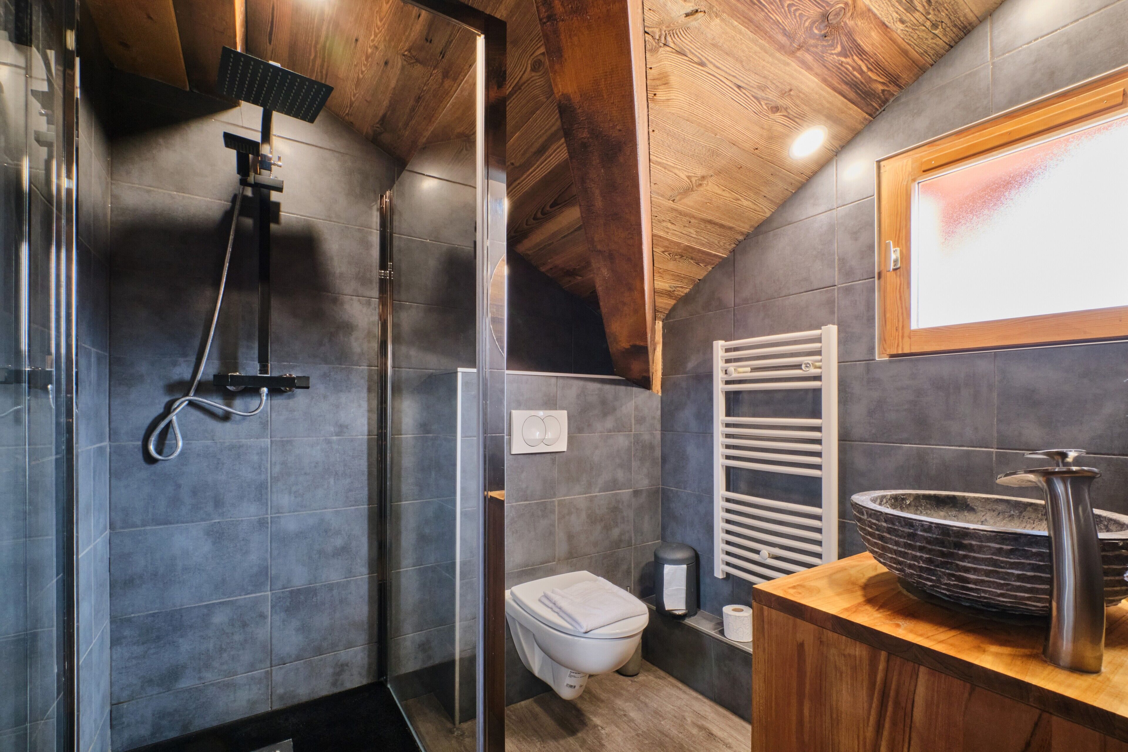 Bruser, gratis toiletartikler, hårtørrer, håndklæder