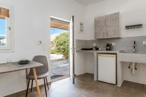 Jääkaappi, liesi, kahvin-/teenkeitin, vedenkeitin