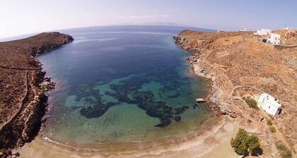 Studio Apartment 'Kleris 2 Tinos' with Sea View, Wi-Fi and Air Conditioning