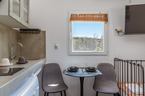 Fridge, stovetop, coffee/tea maker, electric kettle