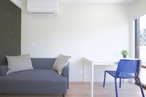 Smart TV - Modern apt in heart of the city (Braddon)