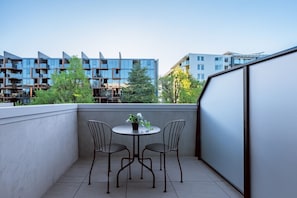 Outdoor dining - Modern apt in heart of the city (Braddon)