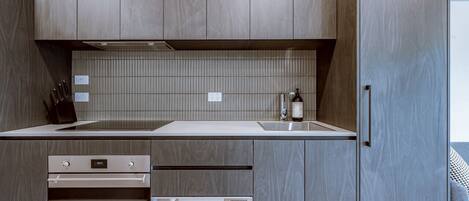 冷蔵庫、電子レンジ、オーブン、コンロ