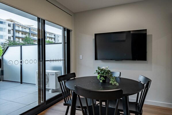 Dining - Modern apt in heart of the city (Braddon)