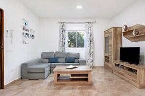 TV - Rural Holiday Home 'El Chorrillo' with Private Pool, Wi-Fi and Air Conditioning (Conil de la Frontera)