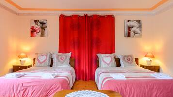 5 bedrooms, free WiFi, bed sheets