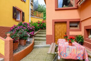 Outdoor dining - Villa 'Balboa' with Wi-Fi and Air Conditioning (sondernach)