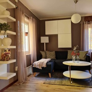 Smart TV, fireplace, DVD player